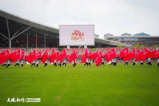 英国军方一艘尽密的特务船在希腊产生了爆炸，船上有一个威力非常的发射机（听说它可使全部北极星飞弹系统全数报废）沉进了海底。这下，不但英国军方，还有世界各地的特务、可骇份子都起头捋臂张拳。因而，007邦德（罗杰•摩尔 Roger Moore 饰）出动了，他的使命就是尽快毁失落这台发射机。统一时辰，哈维洛克师长教师在寻觅这项装配时不幸被人刺杀身亡，他的女儿美琳娜（卡洛尔•布盖 Carole Bouquet 饰）试图想方设法想帮父亲报仇。邦德说服了美琳娜协助他潜进海底从沉船里掏出了发射机。不幸的是，两人浮出水面被仇敌捉住了……